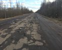 Добрый день!
Новгородская область. Трасса Старая Русса - Поддорье - Холм. На сайте можно отметить только 5 км, но дороги нет на всем протяжении Поддорьского района. "Веселье" начинается еще после Старой Руссы, но самое дно это весь Поддорьский район. Это не дорога, это решето. Она настолько убита, что народ едет по обочинам, в следствие чего обочины тоже убиты и ехать просто негде. Средняя скорость 30-40 км/ч. Иногда приходится тормозить почти до полной остановки, чтобы проехать. В прикрепленных фотках есть скриншоты геопозиции, где сделаны фото. Глубина ям 5-7 см. Такое состояние дороги в этом районе уже несколько лет. Дорога убита до Поддорья, в Поддорье и после Поддорья. В этом районе ее даже не пытаются ремонтировать. Зимой еще более менее можно было ехать, а сейчас весна, просто ужас.