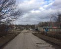 С поворота и вдоль всей улицы множество ям и глубоких трещин