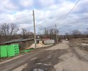 С поворота и вдоль всей улицы множество ям и глубоких трещин
