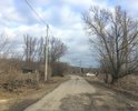 С поворота и вдоль всей улицы множество ям и глубоких трещин