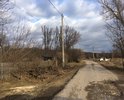 С поворота и вдоль всей улицы множество ям и глубоких трещин