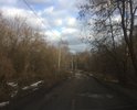 С поворота и вдоль всей улицы множество ям и глубоких трещин
