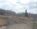 Дорога до монастыря без асфальта, с сильной колейностью и ямами