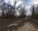 С самого верха и до улицы набережная отсутствует асфальт, а дорога закидана кирпичами