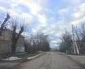 Начиная от спуска, проезжая музей, администрацию и до поворота множество дефектов дорожного полотна