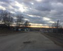Сильная колейность, местами очень крупные ямы, а на повороте, у площади кошмарная яма, провоцирующая ДТП