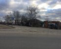 Сильная колейность, местами очень крупные ямы, а на повороте, у площади кошмарная яма, провоцирующая ДТП