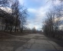 Очень много ям, местами дорога абсолютно разбита, например, у завода