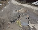 Очень много ям, местами дорога абсолютно разбита, например, у завода