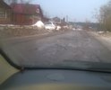 Дорожное покрытие сильно изношено, машины вынуждены объезжать по встречной полосе и обочине, что повышает риск ДТП.