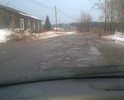 Дорожное покрытие сильно изношено, машины вынуждены объезжать по встречной полосе и обочине, что повышает риск ДТП.