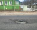 Укладка асфальта на данном участке проводилась в октябре-декабре 2016 года, январе 2017 года, в результате чего, по всему участку уже начали образовываться разрушения асфальтового покрытия, самое крупное на фото в деревне Гришкино.