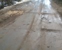 Дорога плиточная, плиты разрушены, вздыблены, на низких легковых автомобилях не повредив днище проехать практически невозможно. Особо повреждены участки после прокладки газовых магистралей в следствии ненадлежащего восстановления после проведенных работ.
