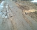 Дорога плиточная, плиты разрушены, вздыблены, на низких легковых автомобилях не повредив днище проехать практически невозможно. Особо повреждены участки после прокладки газовых магистралей в следствии ненадлежащего восстановления после проведенных работ.