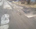 Дорога плиточная, плиты разрушены, вздыблены, на низких легковых автомобилях не повредив днище проехать практически невозможно. Особо повреждены участки после прокладки газовых магистралей в следствии ненадлежащего восстановления после проведенных работ.