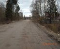 Данный отрезок дороги, достаточно давно имел асфальтное покрытие. Около 5 лет назад, его засыпали щебнем,гравием и песком,с тех пор в сухую погоду от передвижения по данной дороге поднимаются клубы пыли, что очень мешает жителям близлежащих домов, а так же на некоторое время затрудняет обзор водителям. Передвижение в любое время года возможно со скоростью 5-25 км/ч из-за ям, выбоин, напоминающих стиральную доску. Защитные полосы вдоль водоема отсутствуют, в силу этого в зимнее время автомобили с дороги съезжали в водоем.Периодическая грейдеровка помогает лишь на 2 недели. Этой весной, непосредственно около водоема случился обвал грунта прямо на проезжей части, что является не безопасным для движения транспортных средств.