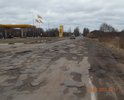 Одна из центральных улиц города, которая берет своё начало у въезда в город и ведет в центральную часть города.Состояние дорожного полотна видно на фотографиях. Скорость движения по этому участку не может превышать порой и 10 км/ч, так как если двигаться с разрешенной скоростью 60 км/ч, есть возможность не справиться с управлением, либо причинить вред т/с, а именно "убить"элементы подвески, погнуть диски, лопнуть шины и др. Ямочный ремонт является неэффективным и  решением проблемы лишь на некоторое время. Хочется отметить, что после проведения ямочного ремонта дорога все равно продолжает напоминать стиральную доску из года в год.