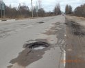 Одна из центральных улиц города, которая берет своё начало у въезда в город и ведет в центральную часть города.Состояние дорожного полотна видно на фотографиях. Скорость движения по этому участку не может превышать порой и 10 км/ч, так как если двигаться с разрешенной скоростью 60 км/ч, есть возможность не справиться с управлением, либо причинить вред т/с, а именно "убить"элементы подвески, погнуть диски, лопнуть шины и др. Ямочный ремонт является неэффективным и  решением проблемы лишь на некоторое время. Хочется отметить, что после проведения ямочного ремонта дорога все равно продолжает напоминать стиральную доску из года в год.