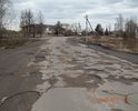 Одна из центральных улиц города, которая берет своё начало у въезда в город и ведет в центральную часть города.Состояние дорожного полотна видно на фотографиях. Скорость движения по этому участку не может превышать порой и 10 км/ч, так как если двигаться с разрешенной скоростью 60 км/ч, есть возможность не справиться с управлением, либо причинить вред т/с, а именно "убить"элементы подвески, погнуть диски, лопнуть шины и др. Ямочный ремонт является неэффективным и  решением проблемы лишь на некоторое время. Хочется отметить, что после проведения ямочного ремонта дорога все равно продолжает напоминать стиральную доску из года в год.