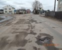 Центральная улица города. Состояние дорожного полотна видно на фотографиях. Движение по этому участку с разрешенной скоростью 60 км/ч, не исключает возможность не справиться с управлением, либо причинить вред т/с, а именно "убить" элементы подвески, погнуть диски, лопнуть шины и др. Ямочный ремонт является неэффективным средством решения данной проблемы, так как его результат заметен лишь некоторое время.  Даже после проведения ямочного ремонта данную дорогу нельзя назвать ровной в силу технологий проведения ямочного ремонта.