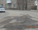 Центральная улица города.  Состояние дорожного полотна видно на фотографиях. Движение по этому участку с разрешенной скоростью 60 км/ч, не исключает возможность не справиться с управлением, либо причинить вред т/с, а именно "убить" элементы подвески, погнуть диски, лопнуть шины и др. Ямочный ремонт является неэффективным средством решения данной проблемы, так как его результат заметен лишь некоторое время.