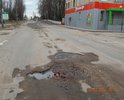 Центральная улица города.  Состояние дорожного полотна видно на фотографиях. Движение по этому участку с разрешенной скоростью 60 км/ч, не исключает возможность не справиться с управлением, либо причинить вред т/с, а именно "убить" элементы подвески, погнуть диски, лопнуть шины и др. Ямочный ремонт является неэффективным средством решения данной проблемы, так как его результат заметен лишь некоторое время.