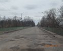 Центральная улица города. Через данный отрезок дороги проходит мост через р. Гобза, соединяющий две части города. Состояние дорожного полотна видно на фотографиях, местами видно бетонное основание моста, на которое производится укладка асфальтного покрытия. Движение по этому участку с разрешенной скоростью 60 км/ч, не исключает возможность не справиться с управлением, либо причинить вред т/с, а именно "убить" элементы подвески, погнуть диски, лопнуть шины и др. Ямочный ремонт является неэффективным средством решения данной проблемы, так как его результат заметен лишь некоторое время. Данный участок, вместе с мостом требует капитального ремонта, который не производился многие годы.