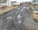 Улица на окраине города. Грунтовая дорога, асфальтное покрытие отсутствует полностью. В весенне-осенний период некоторым жителям приходится оставлять свои автомобили на соседней улице, так как подъезд к месту проживания практически невозможен на автомобилях без полного привода.Передвижение пешком по данному участку порой так же затруднительно.