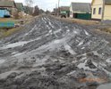 Улица на окраине города. Грунтовая дорога, асфальтное покрытие отсутствует полностью. В весенне-осенний период некоторым жителям приходится оставлять свои автомобили на соседней улице, так как подъезд к месту проживания практически невозможен на автомобилях без полного привода.Передвижение пешком по данному участку порой так же затруднительно.