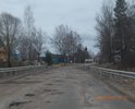 Центральная улица города. Въезд и выезд из города.  Состояние дорожного полотна видно на фотографиях. Движение по этому участку с разрешенной скоростью 60 км/ч, не исключает возможность не справиться с управлением, либо причинить вред т/с, а именно "убить" элементы подвески, погнуть диски, лопнуть шины и др. Ямочный ремонт является неэффективным средством решения данной проблемы, так как его результат заметен лишь некоторое время.  Даже после проведения ямочного ремонта данную дорогу нельзя назвать ровной в силу технологий проведения ямочного ремонта.  При въезде в город по данному участку дороги, невольно складывается негативное впечатление о всех дорогах и самом городе в целом.