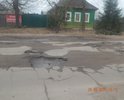 Центральная улица города. Въезд и выезд из города.  Состояние дорожного полотна видно на фотографиях. Движение по этому участку с разрешенной скоростью 60 км/ч, не исключает возможность не справиться с управлением, либо причинить вред т/с, а именно "убить" элементы подвески, погнуть диски, лопнуть шины и др. Ямочный ремонт является неэффективным средством решения данной проблемы, так как его результат заметен лишь некоторое время.  Даже после проведения ямочного ремонта данную дорогу нельзя назвать ровной в силу технологий проведения ямочного ремонта.  При въезде в город по данному участку дороги, невольно складывается негативное впечатление о всех дорогах и самом городе в целом.