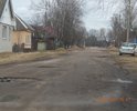 Второстепенная улица в центральной части города.  Состояние дорожного полотна видно на фотографиях.