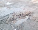 Такие ямы на всем протяжении дороги по улице Суворова.