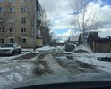 Проехать на легковой машине не возможно, пусть это и дворовые территории, но земля не в собственности у жильцов домов, а находится на балансе администрации города. Дорога не ремонтировалась очень много лет.