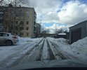 Проехать на легковой машине не возможно, пусть это и дворовые территории, но земля не в собственности у жильцов домов, а находится на балансе администрации города. Дорога не ремонтировалась очень много лет.