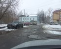 Дорога ведет к школе где учатся более тысячи человек, в межсезонье каша. И опять же это центр города.