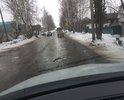 Каждый год делают ямочный ремонт, хотя дорога требует капитального ремонта. Пешеходная зона не имеет асфальтового покрытия, весной и осенью грязь.