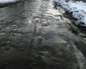 Тут проходит автобусный маршрут, дороги нет, пешеходных зон не наблюдается.