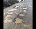 От поворота направо с Можайского шоссе весь километр до ЖК Сколковский большое количество больших и малых ям.