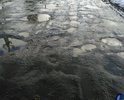 Тут проходит автобусный маршрут, дороги нет, пешеходных зон не наблюдается.