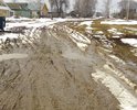 Грязь, машины буксуют каждый день, пройти невозможно. Машины  объезжают по газону,там где пытаются проходить люди.