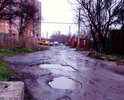 Ямы фактически "по колено", при небольшом дожде по улице невозможно пройти, так как не оборудован сток воды. Прошу обратить внимание. В таком состоянии дорога последние 2 года точно.
