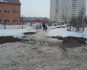 Это дорога, по которой ежедневно идут родители с детьми в детский сад №10 и школьники в школу №59, проживающие на проспекте Хрущева.
