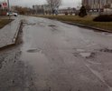 Около храма и администрации Советского района уже не проехать. Дорога вся разбита. Асфальт укладывали в прошлом году. Сошел вместе со снегом.