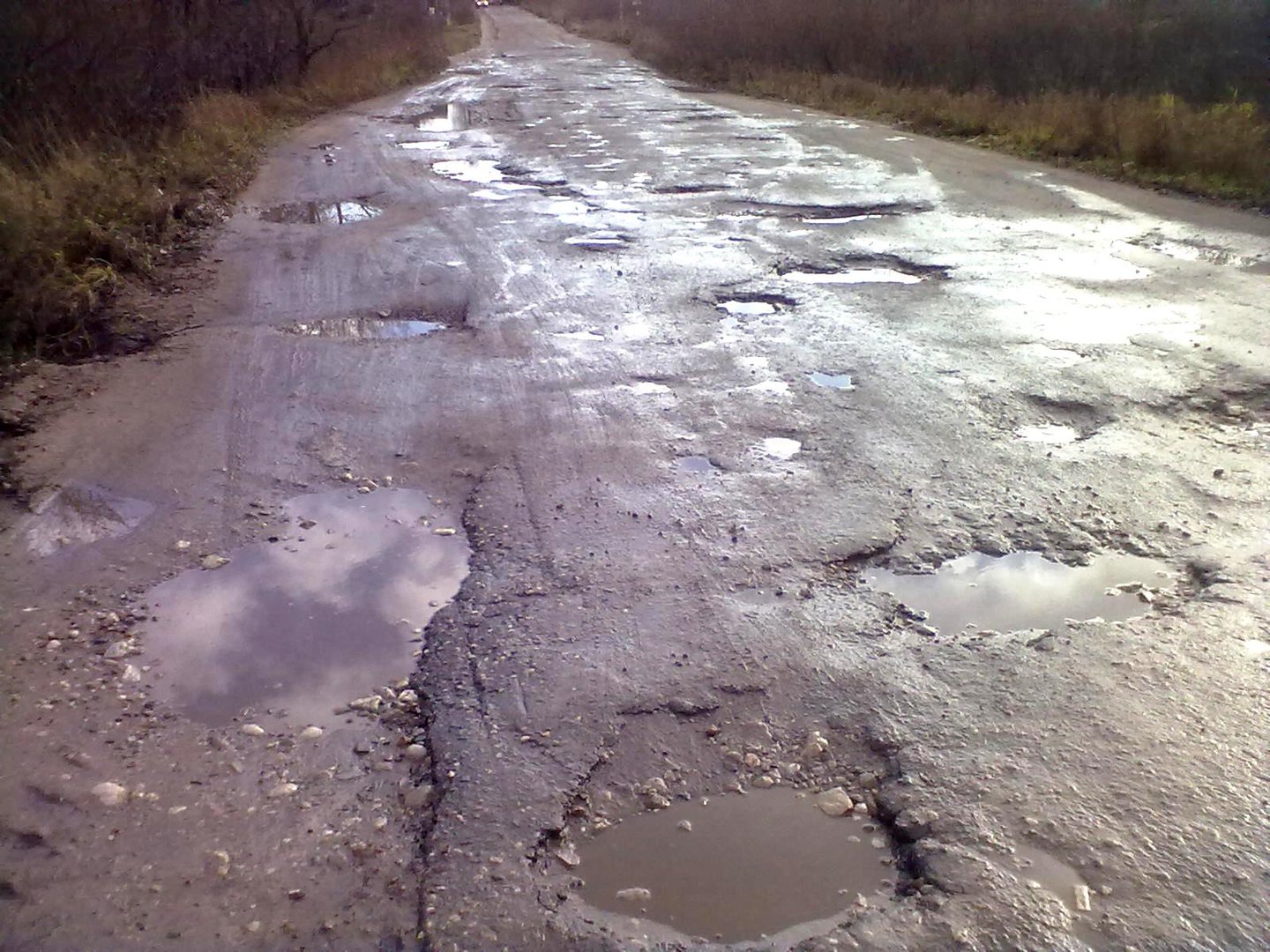 Русские дороги отзывы. Убитая дорога. Убитые дороги Тверской области. Плохие дороги в Тверской области. Разрушенные дороги в Тверской области.