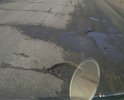 Состояние дороги просто ужасное. Ездить невозможно. Автомобилисты ездят по обочине, а правила дорожного движения это запрещают. А как еще ездить? Камазисты со своими колесами всю дорогу разбомбили. В прошлом году отремонтировали участок в метров 200-300 и на этом все. Можно подумать большое дело сделали. А эти 200-300 метров погоды не сделали. С каждым годом состояние дороги просто ухудшается. Можно сказать, что ее совсем нет. И эта вся дорога такая, как на фото. Отремонтируйте пожалуйста, ездить ведь невозможно.