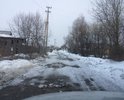 Грунтовая дорога постоянно в ямах и воде, съезд с асфальтированной дороги крайне затруднен, на легковом автомобиле днищем цепляешь асфальт.