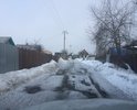 Грунтовая дорога постоянно в ямах и воде, съезд с асфальтированной дороги крайне затруднен, на легковом автомобиле днищем цепляешь асфальт.