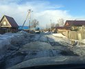В межсезонье каша, колеса вязнут. Лужи глубиной по пороги легкового автомобиля, так же в очень близком расстоянии находятся мусорные контейнеры.