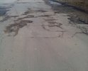 Ямы огромной глубины, все легковые машины задеванию дном, ремонт дороги не производился уже давно. В том году было подсыпано щебнем, который исчез после первого дождя.